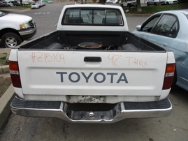 1992 TOYOTA TRUCK DLX WHITE STANDARD CAB 2.4L AT 2WD Z15109